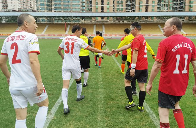 格鲁吉亚女足队员在国际友谊赛获胜