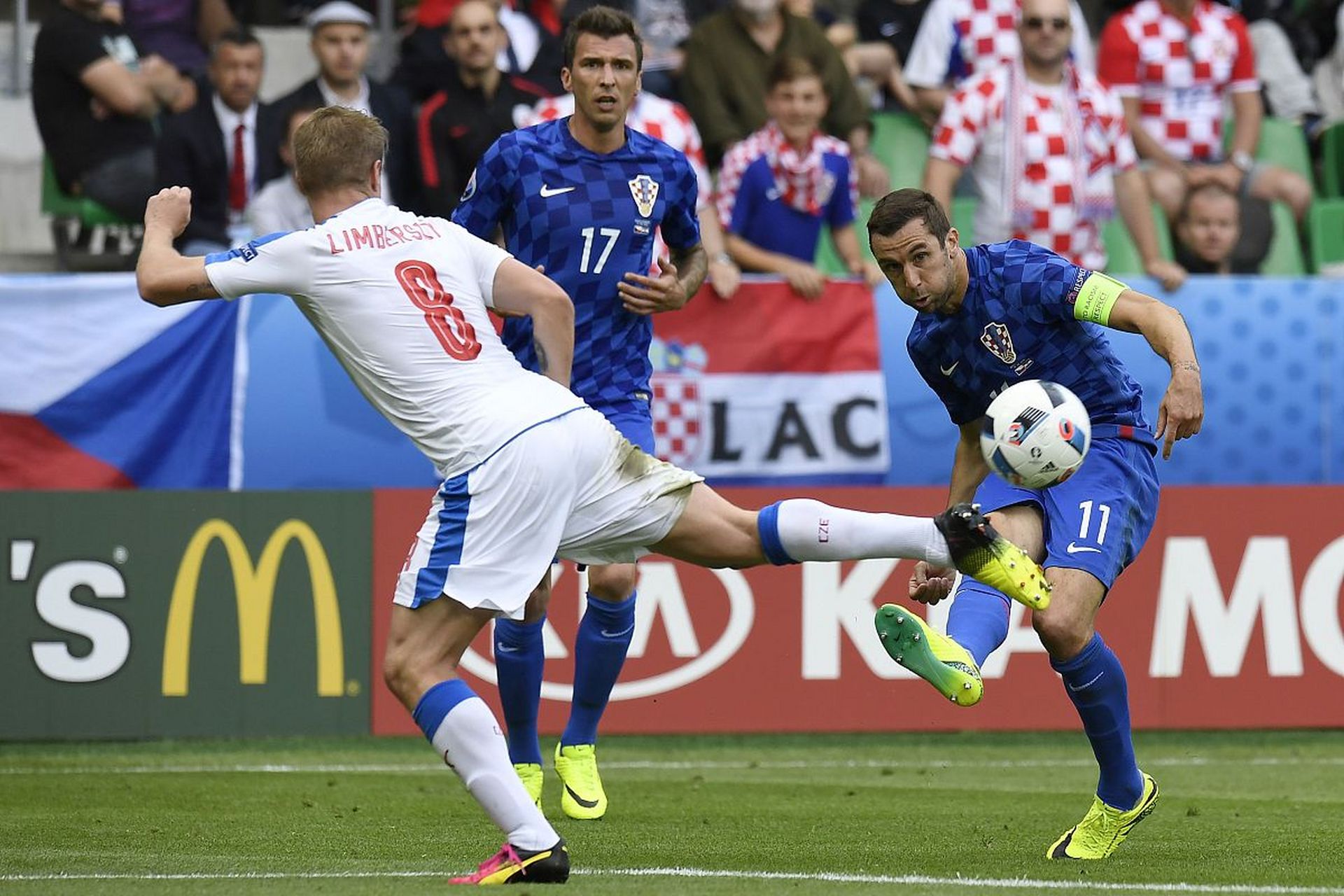 关于欧洲杯预选赛激情进行中：球员奋力拼搏，尽展风采的信息