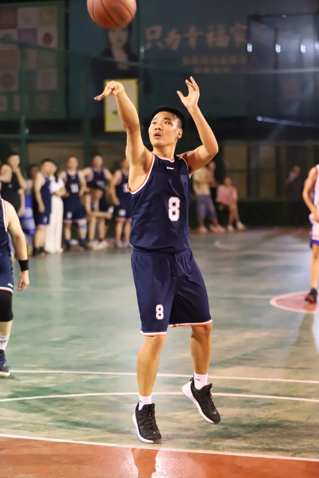 跨国篮球赛事点燃火热激情，运动风采展现无限的简单介绍