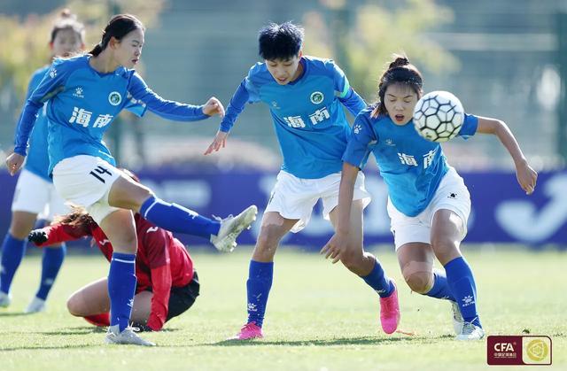 黑白直播nba在线观看-赛场上女足运动员积极拼搏，赢得赞誉的简单介绍