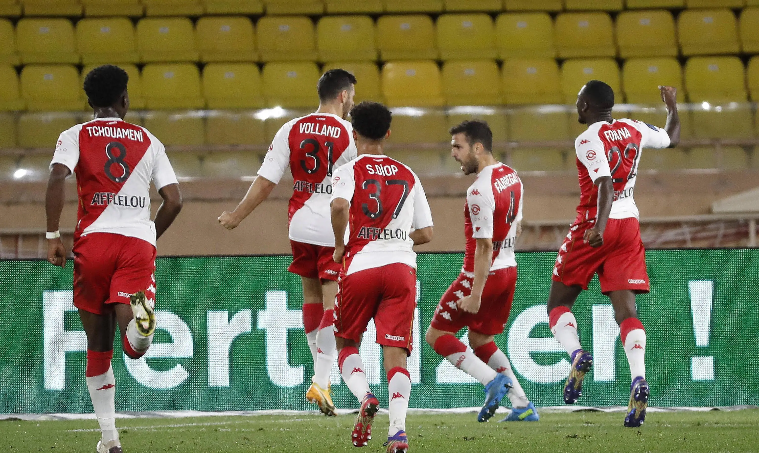 球员们实力对决，场上激情迸发