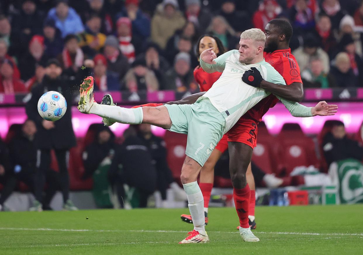 拜仁慕尼黑在足球欧洲比赛中跨过障碍 拜仁慕尼黑在足球欧洲比赛中跨过障碍