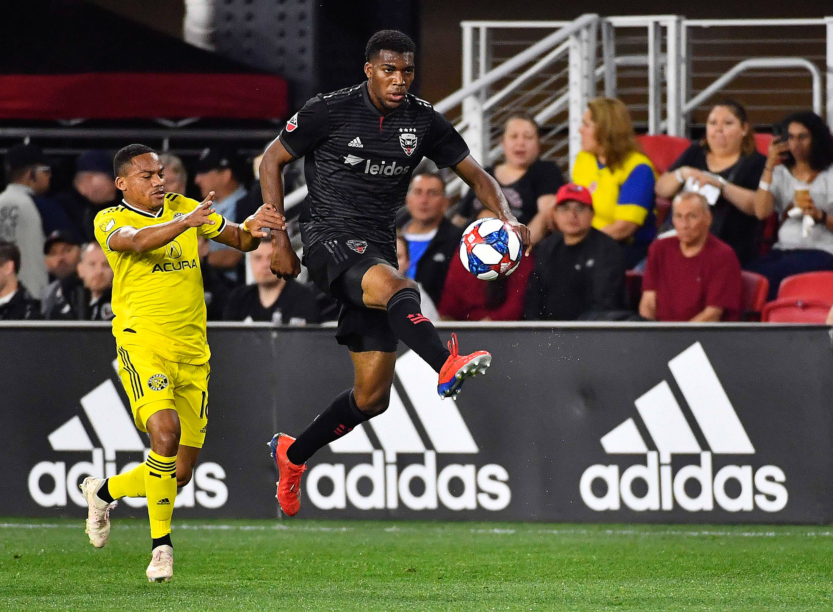 黑白直播免费体育直播-华盛顿客场战胜莱切斯特，实现反超