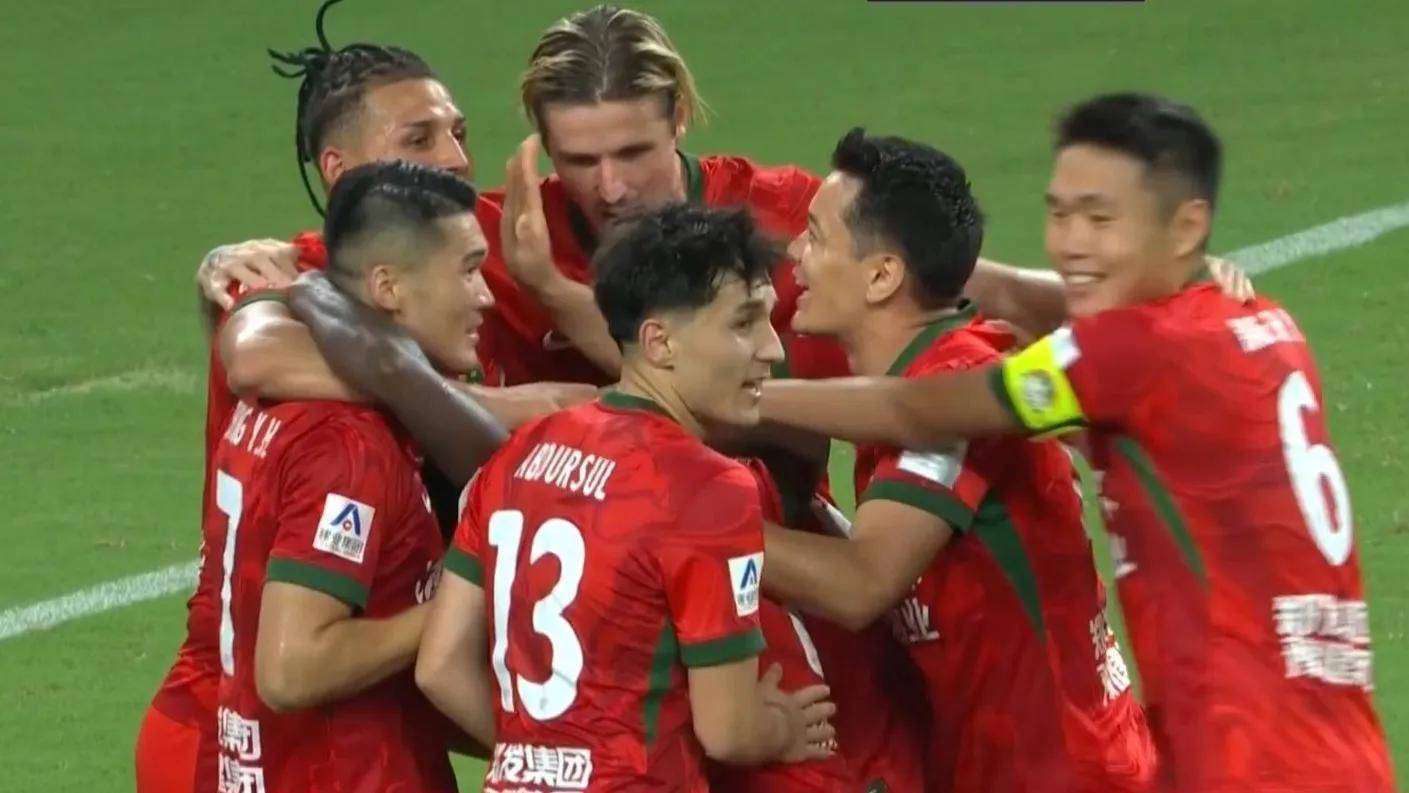 黑白直播在线观看-豪门对战引发球迷狂热，期待胜负揭晓的简单介绍