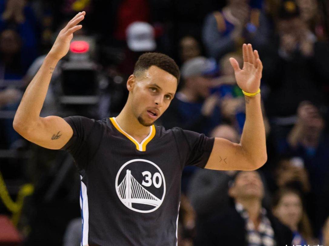 黑白直播免费体育直播-勇士再度崛起！库里与汤普森组合再度强势回归