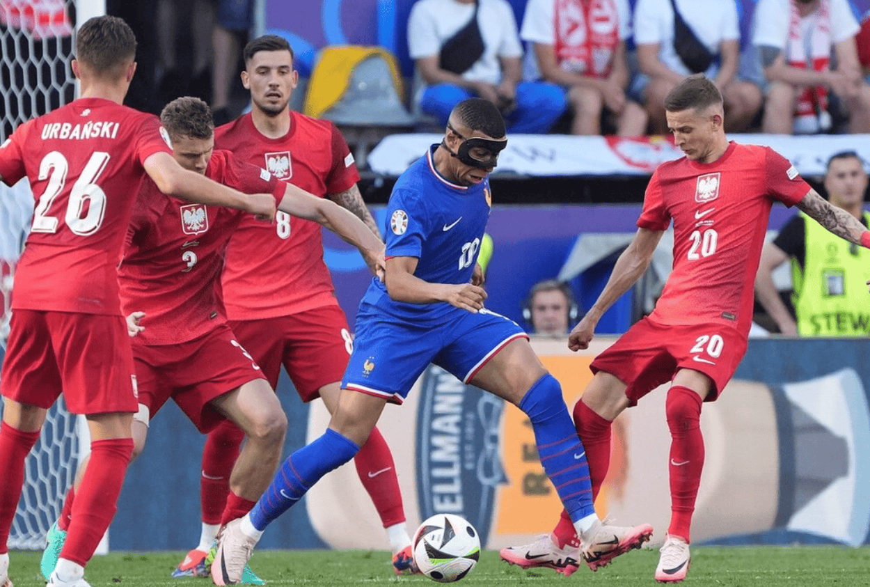 黑白直播在线观看-阿贾克斯险胜，莱万多夫斯基破坏平局