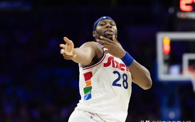 黑白直播在线观看-步行者主场惜败雄鹿，遭遇两连败