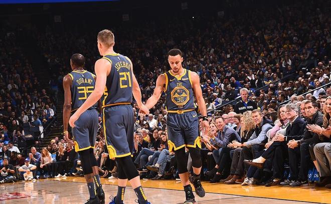 山东队碾压灰熊,霍勒迪高光表现 山东队碾压灰熊,霍勒迪高光表现