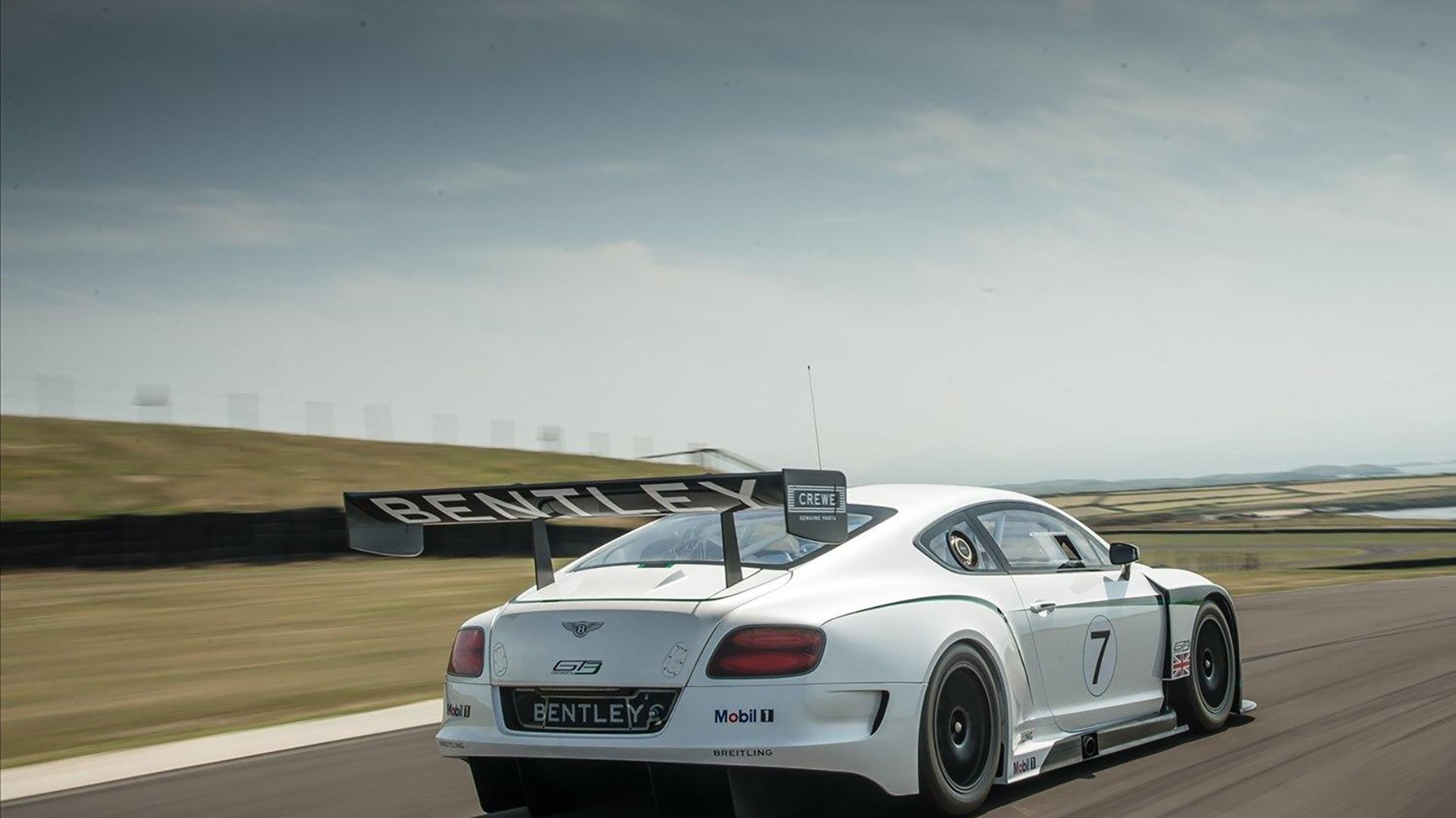 黑白直播免费体育直播-东亚风暴席卷罗马城，德意志铁幕降临欧冠夜—日本打穿拉齐奥，穆勒攻防两端统治