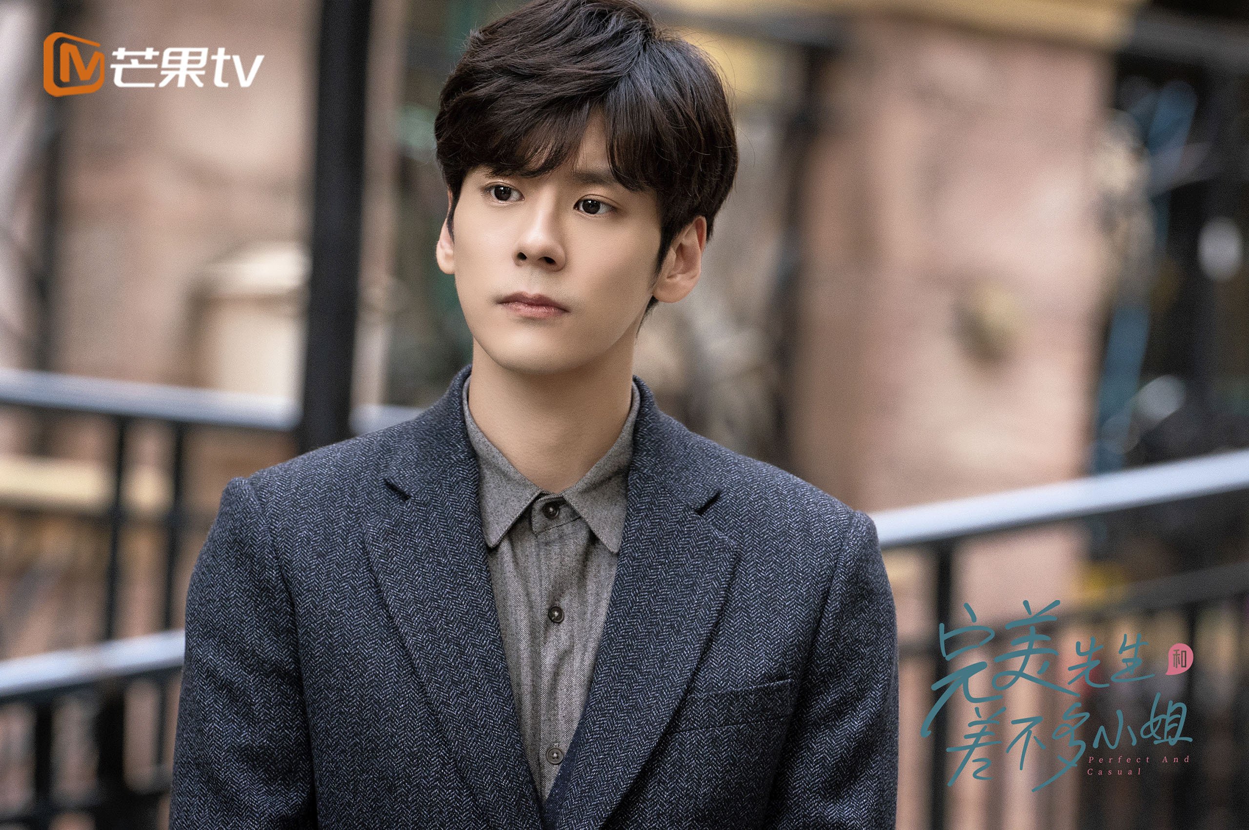 黑白直播-速度与意志的双重奏，巴林赛道与橄榄球场的双线战役