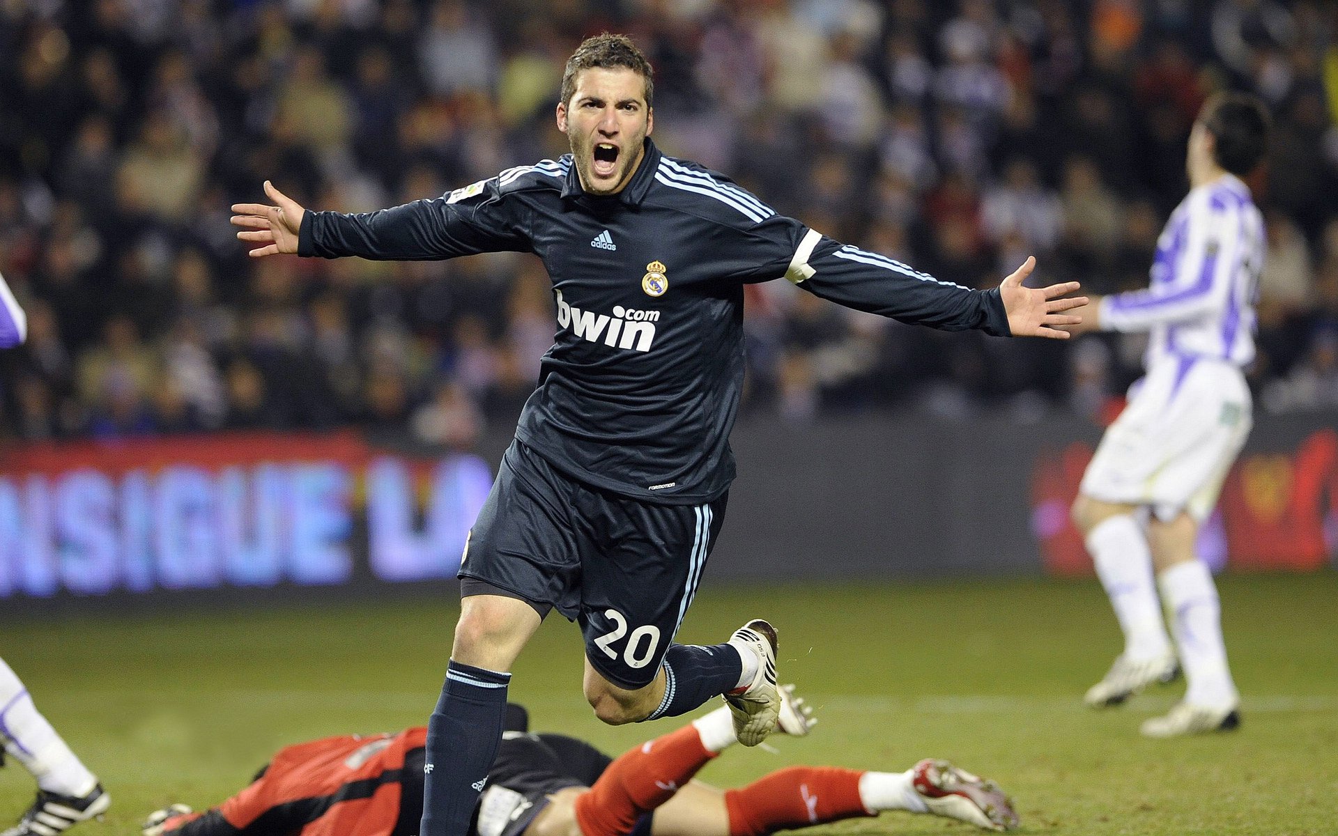 黑白直播在线观看-新老对话，当梅西的叹息遇上阿什拉夫的轰鸣