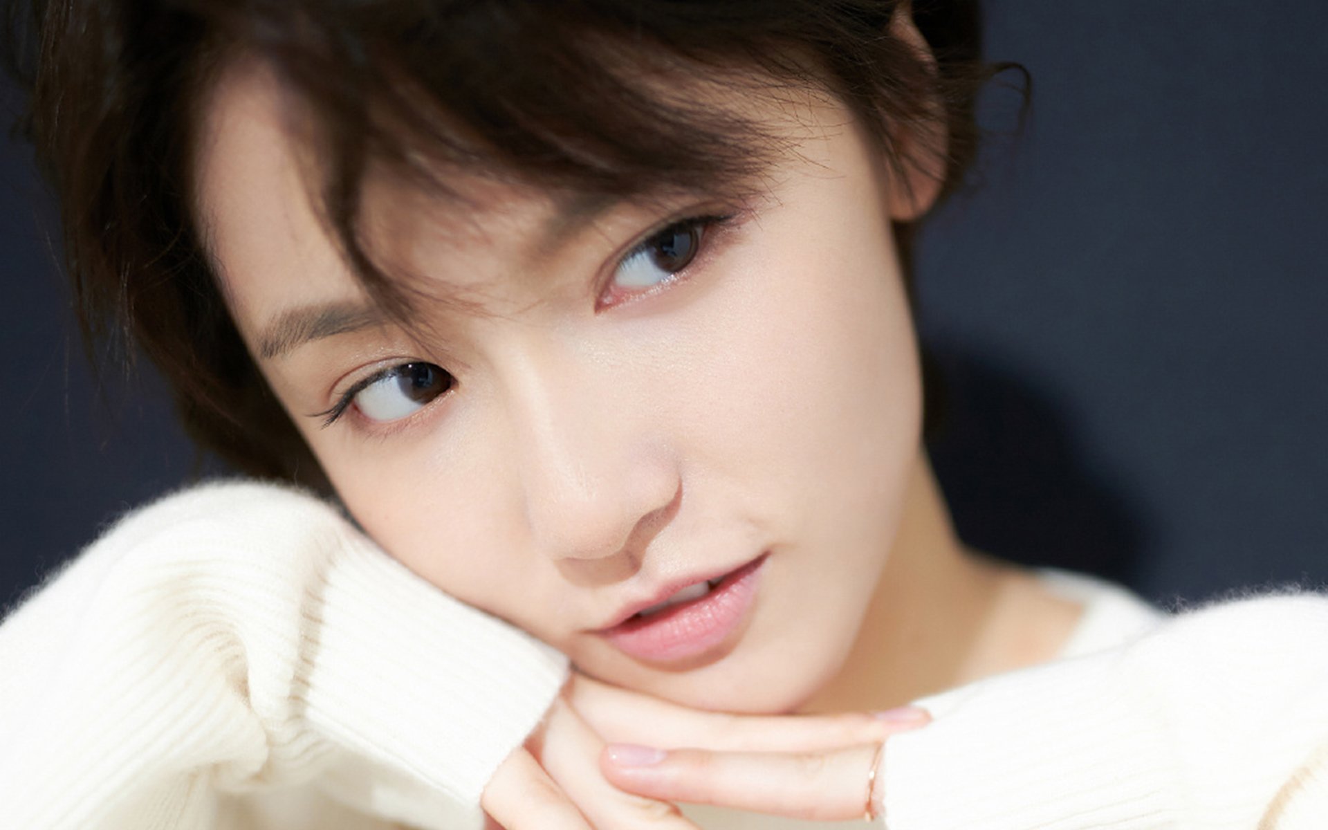 黑白直播免费体育直播-只手擎天，布伦森如何将季后赛之夜雕琢成个人意志的胜利