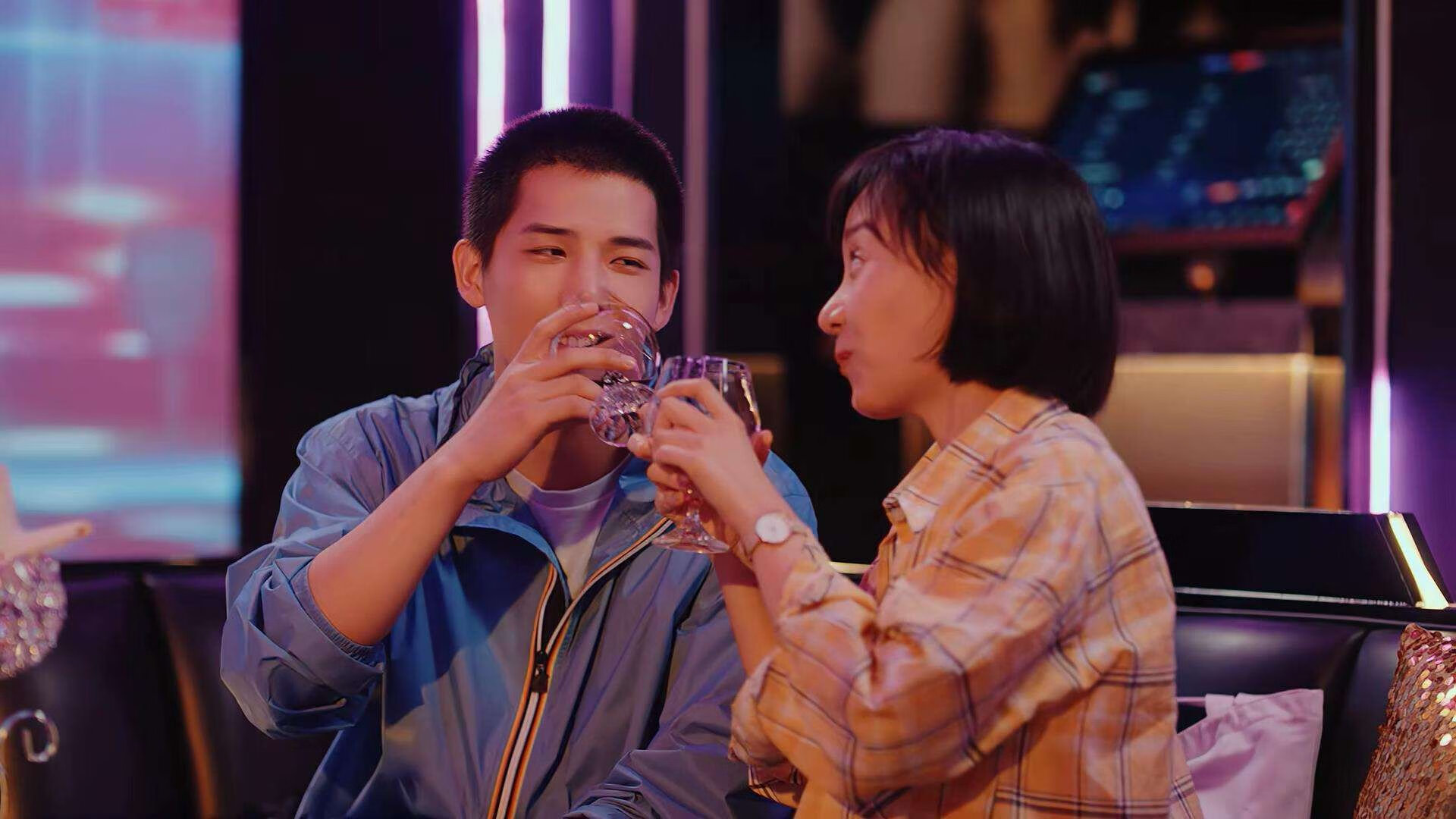 山西队鏖战骑士,布克巨星光芒照亮跨洋对决